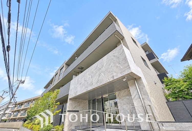 外観 洗練されたファサードが印象的なマンション。日々の暮らしを心地よく包み込む、品格ある佇まいが魅力です。帰宅するたびに気分が高まります。