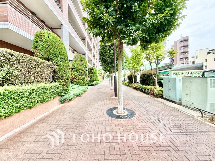 内装 ◆色彩◆この空間に放たれた光は華美なまでに演出されたデザイン。流れる時をより芳醇なコーヒーの様な色彩奏でるアダージョ。そして情景豊かな作品のような暮らしがイメージできる。