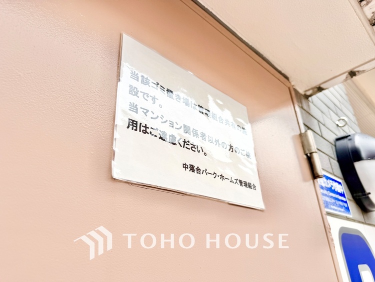 キッチン ◆今宵の食卓◆ダウンライトに反射するグラスを眺めながらワインを注ぐ。トクトクと心地いい音をさせながら、フランスの古城を思わせる薫りがたちこめ、とても幸せな時を過ごせる。