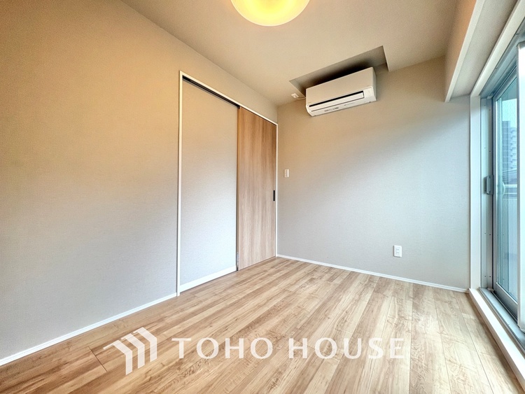 内装 使いやすく、明るい洋室に仕上がります。子供部屋や趣味のお部屋にご利用できます。ご自身で家具などを配置し、素敵な空間を創り上げられます。