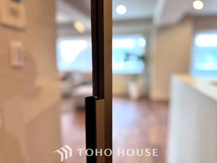 内装 【Decorative lighting】　上質に仕上げられた室内。オフ・ホワイトの壁を背にした観葉植物の葉をそっと置かれたインテリア・ライトが照らし出しています。少しお洒落な暮らしをしてみませんか。