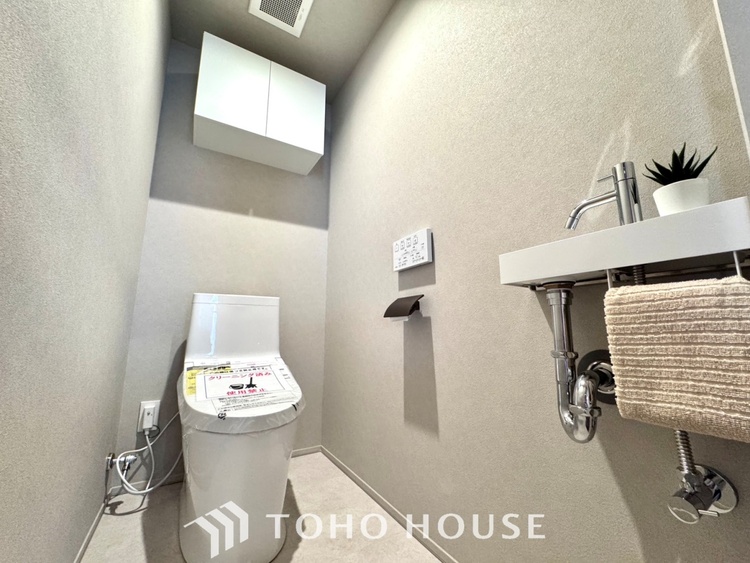 トイレ 【toilet】トイレットペーパーの使用回数を減らせることです。 シャワートイレを使用すれば、洗浄して汚れを落とすことができるため、トイレットペーパーの使用を最小限にとどめることができます。