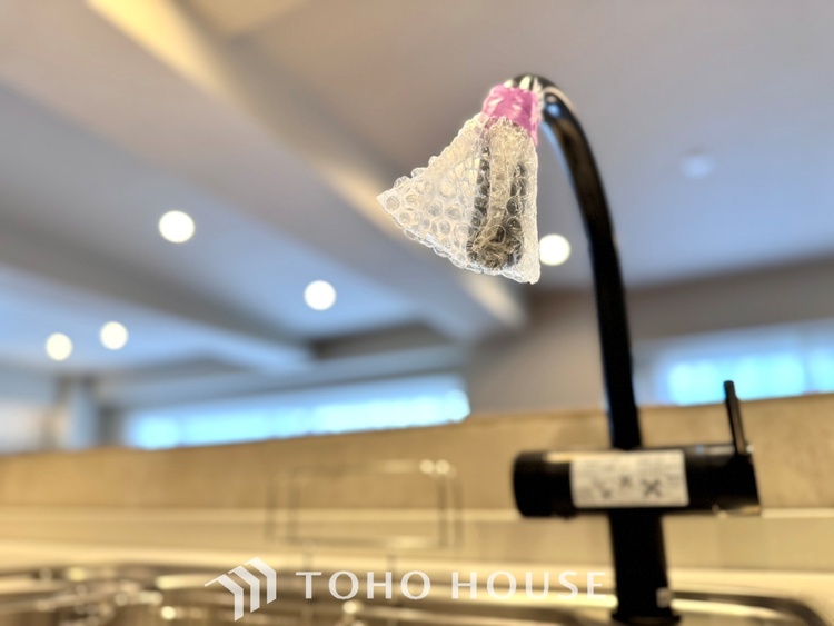 その他 【Water cleaner】蛇口から流れ出すお水はクリーンでいつも楽しめます。また浄水器内臓シャワー混合栓なので場所取らずのスッキリとしたスタイルです。