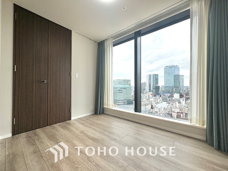 内装 使いやすく、明るい洋室に仕上がります。子供部屋や趣味のお部屋にご利用できます。ご自身で家具などを配置し、素敵な空間を創り上げられます。