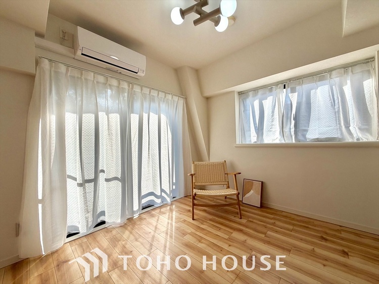 内装 喧噪から離れ広々した寝室でゆったりと過ごす。そんな寛いだ休日もあっていい。だって『何もしない時を楽しむ』そんな贅沢な時間を愛する