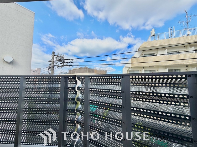 バルコニー 喧噪から離れ広々した寝室でゆったりと過ごす。そんな寛いだ休日もあっていい。だって『何もしない時を楽しむ』そんな贅沢な時間を愛する