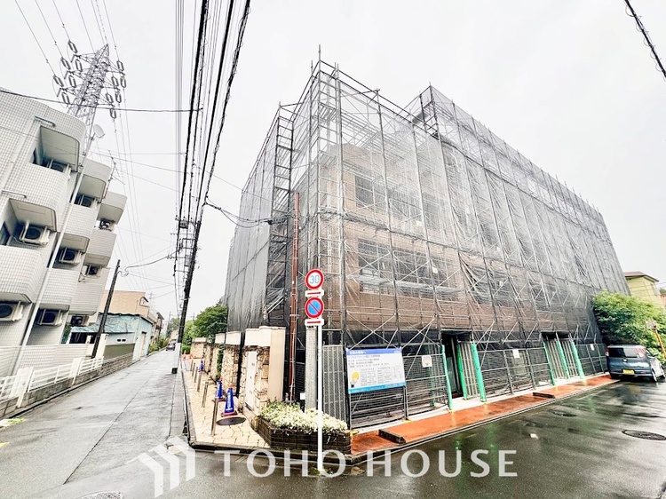 外観 穏やかな街並みに美しく溶け込む、洗練された外観デザイン。年月を経ても色褪せない落ち着いた佇まいが、住まう方の愛着を深く育みます。毎日の帰宅が楽しみになるような、誇りと安心感を持てる住まいです。