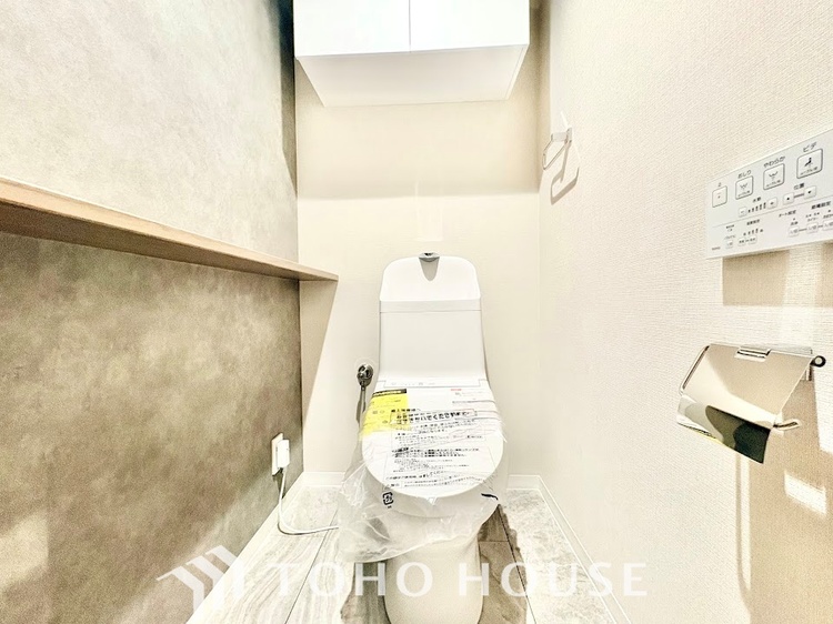 トイレ 清潔感と快適性に配慮した落ち着きのあるトイレ空間。お手入れのしやすい素材を採用しており、サッと拭くだけで綺麗を保てます。来客時にも自信を持ってご案内できる、すっきりとした仕上がりです。