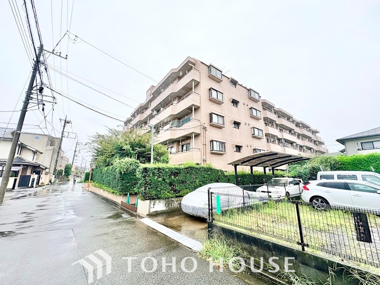 外観 穏やかな街並みに美しく溶け込む、洗練された外観デザイン。年月を経ても色褪せない落ち着いた佇まいが、住まう方の愛着を深く育みます。毎日の帰宅が楽しみになるような、誇りと安心感を持てる住まいです。