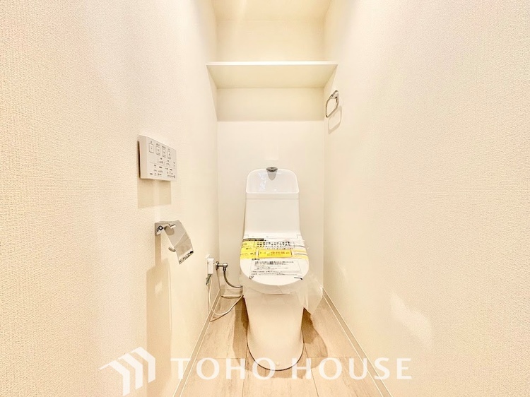 トイレ 清潔感と快適性に配慮した落ち着きのあるトイレ空間。お手入れのしやすい素材を採用しており、サッと拭くだけで綺麗を保てます。来客時にも自信を持ってご案内できる、すっきりとした仕上がりです。