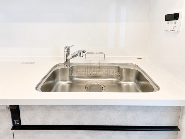 キッチン ゆとりある大きめのシンクを備え、鍋やフライパンなど大きな調理器具も洗いやすい仕様。毎日の片付けをスムーズにしてくれる、使い勝手の良いキッチンです。