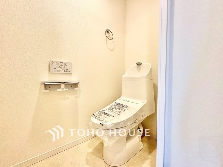 トイレ 清潔感のあるトイレ空間。温水洗浄機能付き便座を備え、毎日快適に使える仕様です。シンプルでお手入れもしやすい空間に仕上がっています。