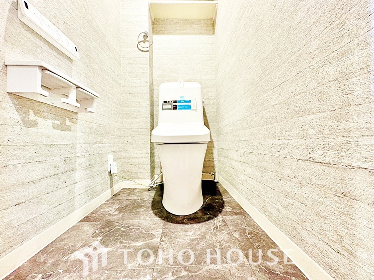 トイレ 清潔感と快適性に配慮した落ち着きのあるトイレ空間。お手入れのしやすい素材を採用しており、サッと拭くだけで綺麗を保てます。来客時にも自信を持ってご案内できる、すっきりとした仕上がりです。