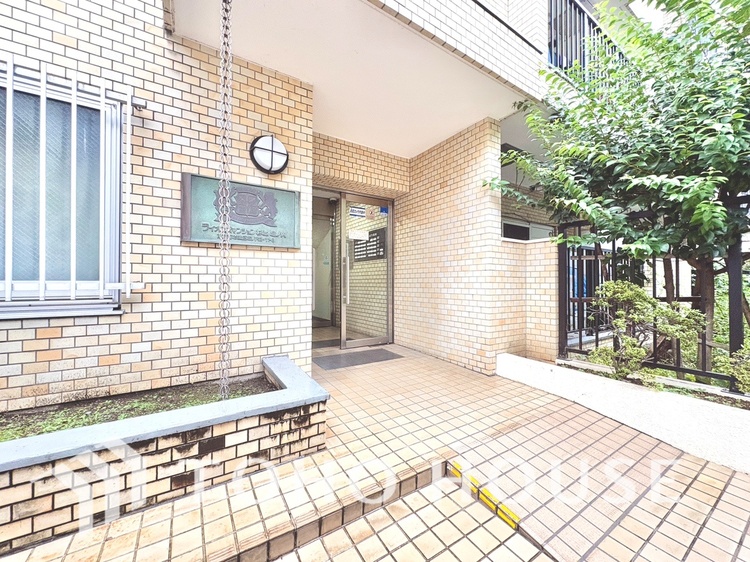 エントランス 【ENTRANCE】◆家族◆家で家族と過ごす時間は限られている。帰りを待つ家族の元へと急ぐときの弾む思い。そんな思いを引き立てる邸宅。