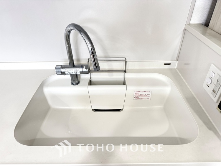 キッチン 浄水器内蔵・可動式のシャワーヘッド。水はねや大きな洗い物も計算したシンク。システムキッチンは家事をずっと楽にしてくれる。