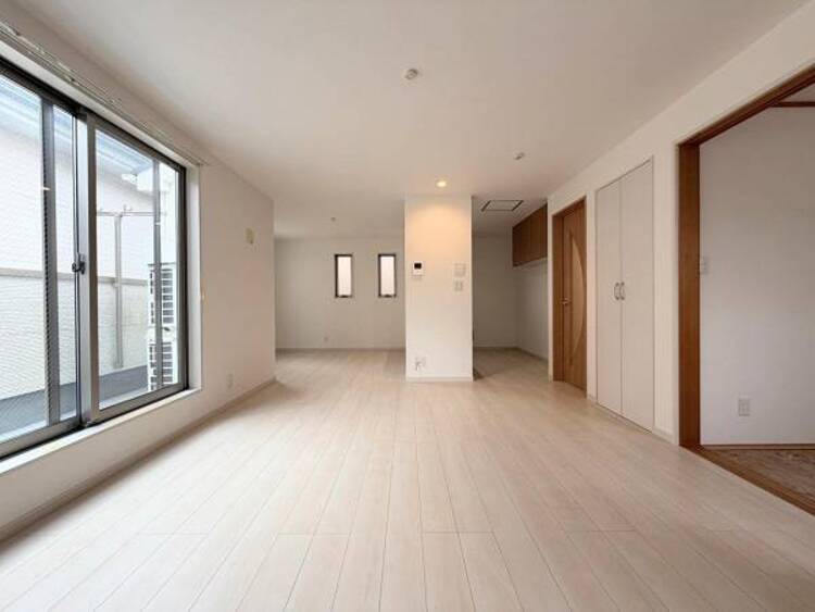 居間 ●〇一日の中で多くの時間を過ごすことになる住まいだからこそ、いつも穏やかな空間であるように心掛けています。構成する建材などへの配慮が、住まう方の健康を守ります。小さなお子様がいるご家庭でも安心です〇●