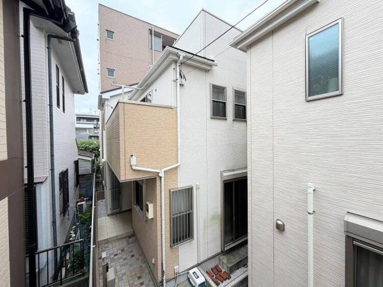 外観 ●〇ここから始まる「日常」はご家族にとってかけがえのない時間となります。少しでも豊かに、快適に。そんな想いから本邸宅は生まれました。周辺には利便性の高い施設や緑にあふれ、永住の地に相応しい環境です〇●