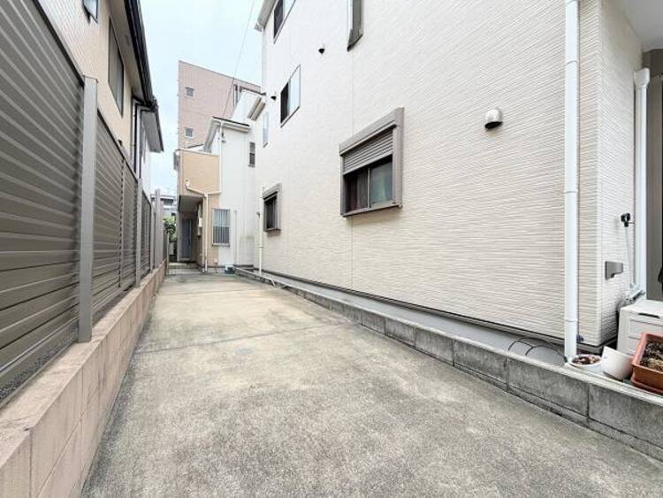 駐車場 ●〇日々の生活にクルマは欠かせない方は、駐車場確保は大事な条件です。マンションに居住した場合には、月々で駐車料金が掛かります。しかし戸建ての場合は費用負担０。居住費のランニングコストを抑えましょう〇●