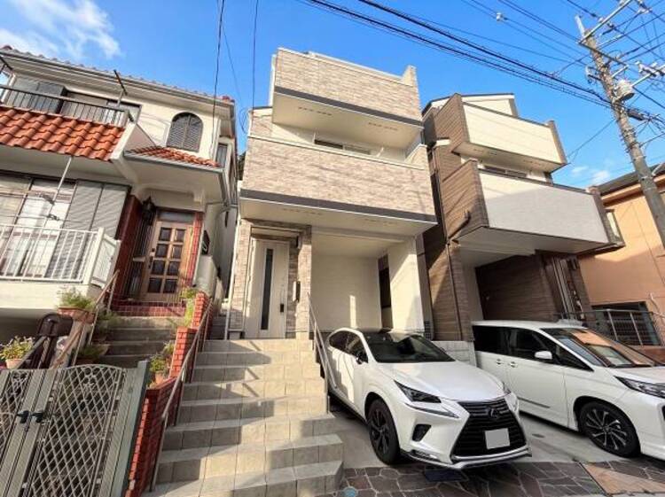 外観 ●〇前面道路は車通りの少ない道路。段差もなくお車の出し入れが苦手な方も駐車しやすそうです〇●