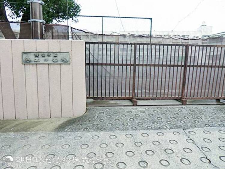 周辺 【谷本中学校】940ｍ　勉強に前向きな生徒が多く、落ち着いて学びに集中できる環境です。部活動や行事が盛んで地域との関わりも深く、学校全体が明るい雰囲気に包まれています。