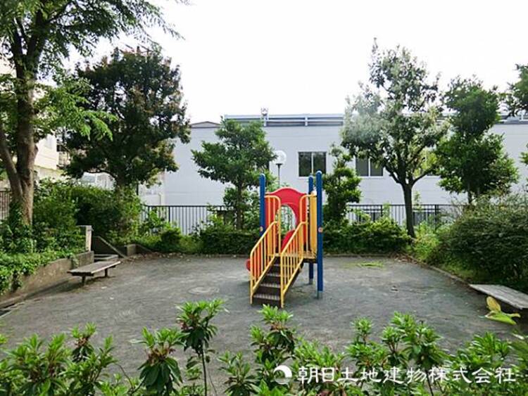周辺 【藤が丘第五公園】160ｍ　コンパクトながら緑を感じられる空間で、近隣住民のちょっとした休憩や、お子様の外遊びの場として親しまれている落ち着いたスポットです。