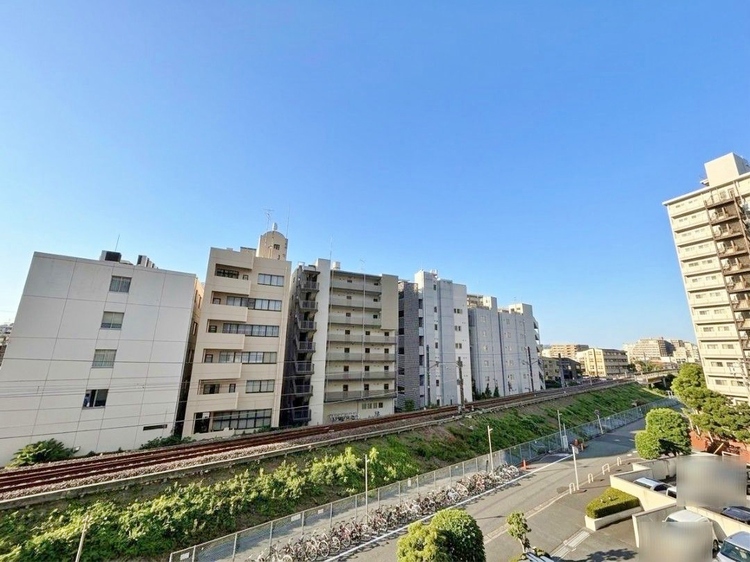 バルコニー 窓を開けると広がる青空。心をリフレッシュして日々を過ごしていきましょう。