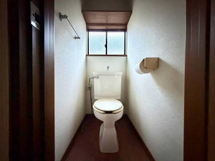 トイレ 毎日使う場所だからこそ、使い勝手を考慮しました。白を基調に、飽きのこない空間は質感豊かな仕上がりとなっております。