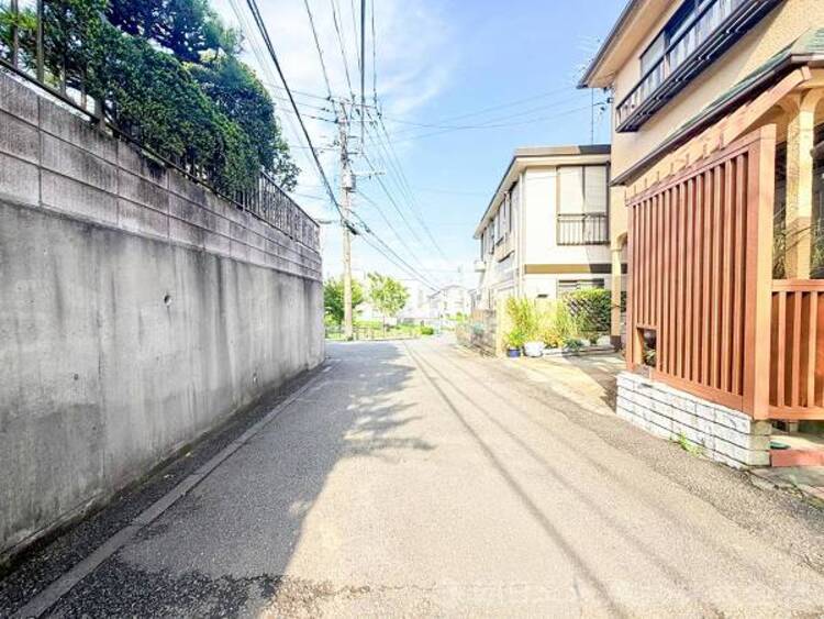 外観 徒歩はもちろんベビーカーや自転車でも安心な道のりです。お車の出し入れが苦手な方も安心できます。