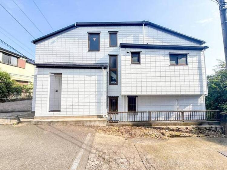 外観 閑静な住宅地に馴染む落ち着いた色合いの贅沢な空間！！毎日のお散歩も快適なエリア！
