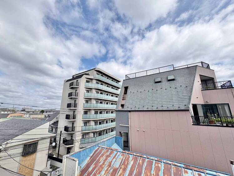 バルコニー 窓を開けると広がる青空。心をリフレッシュして日々を過ごしていきましょう。