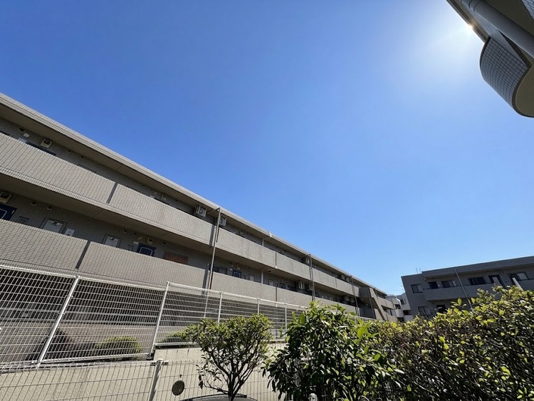 バルコニー 窓を開けると広がる青空。心をリフレッシュして日々を過ごしていきましょう。