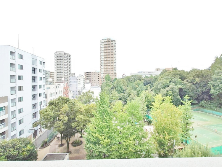 バルコニー 窓を開けると広がる青空。心をリフレッシュして日々を過ごしていきましょう。