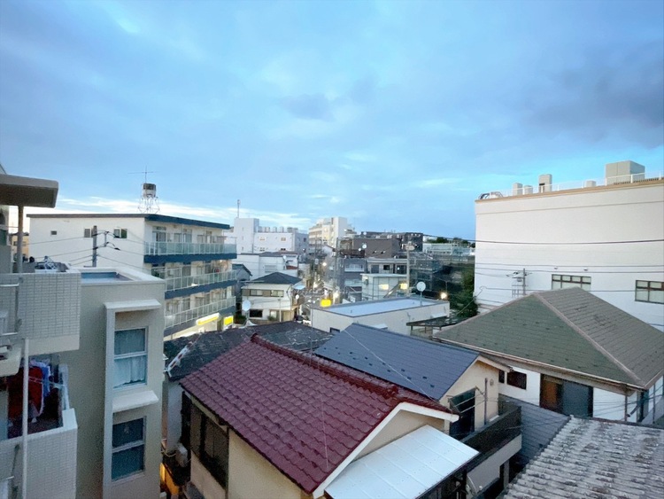 バルコニー 窓を開けると広がる青空。心をリフレッシュして日々を過ごしていきましょう。