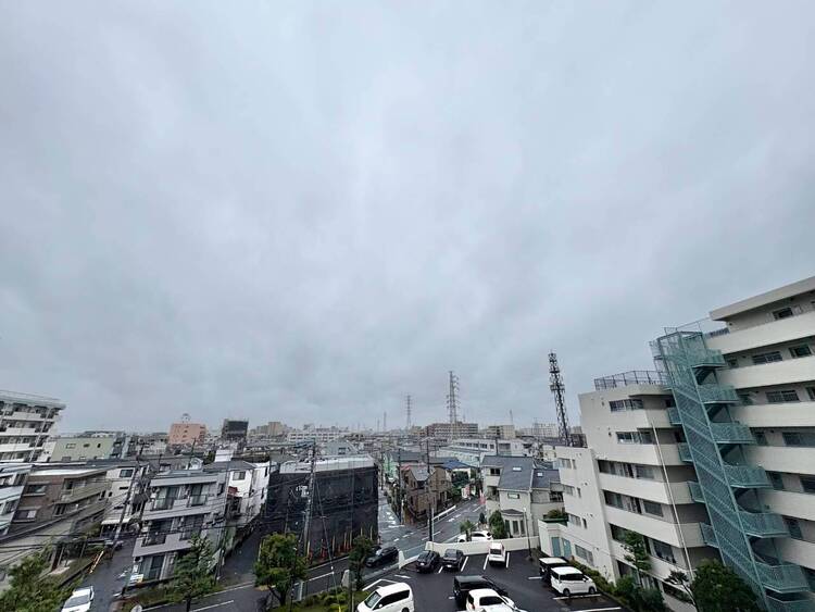 バルコニー 窓を開けると広がる青空。心をリフレッシュして日々を過ごしていきましょう。