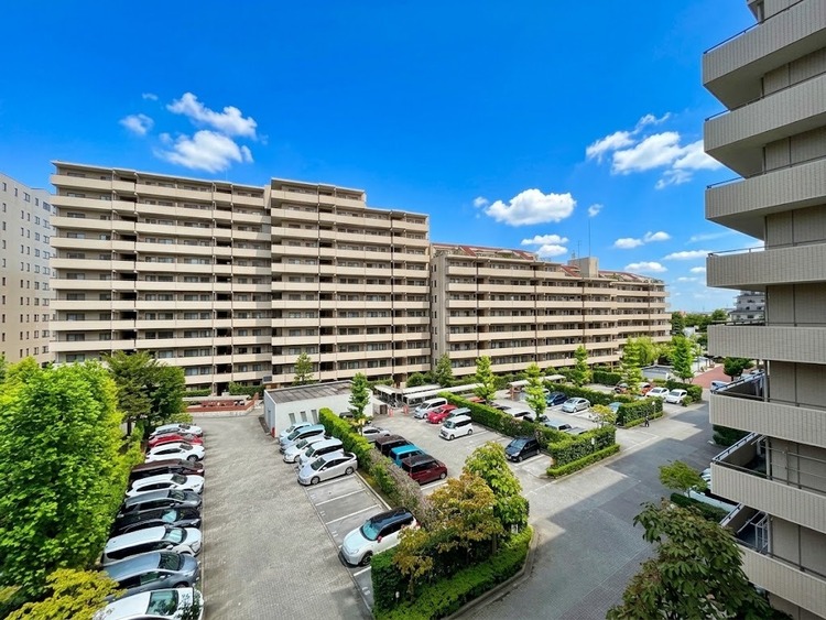 バルコニー 窓を開けると広がる青空。心をリフレッシュして日々を過ごしていきましょう。