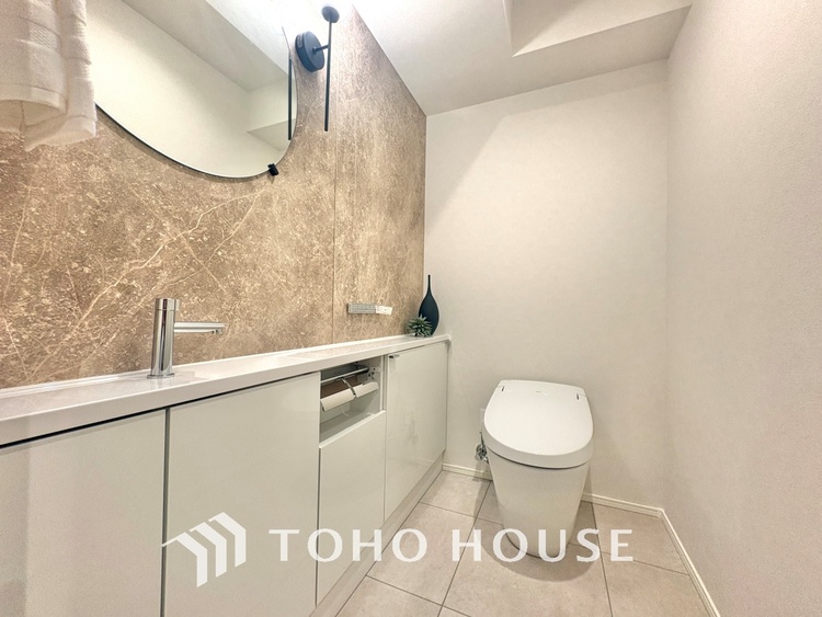 トイレ ◆シャワートイレ◆清潔で快適なウォシュレットは、トイレットペーパーの使用量を減らし、肌にも優しい。衛生的なだけでなく、温水洗浄や乾燥機能で一年中快適なトイレ体験を提供します。