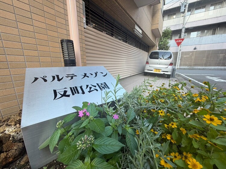その他 スタイリッシュなエンブレム。お洒落なマンションは入り口から。