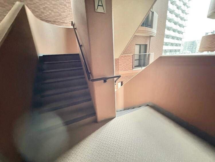その他 共用部の階段です。明るく清潔に管理されています。