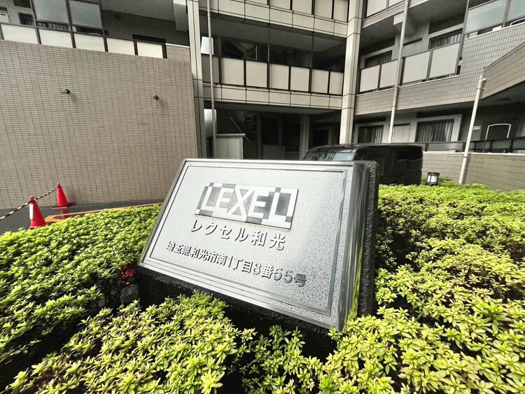 その他 スタイリッシュなエンブレム。お洒落なマンションは入り口から。