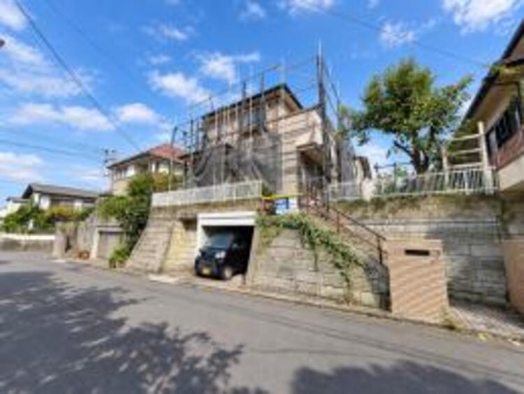 外観 【内外観】お住まい探しは、物件そのものだけでなく、前面道路や土地の形状、敷地間口、周辺環境も重要です。 