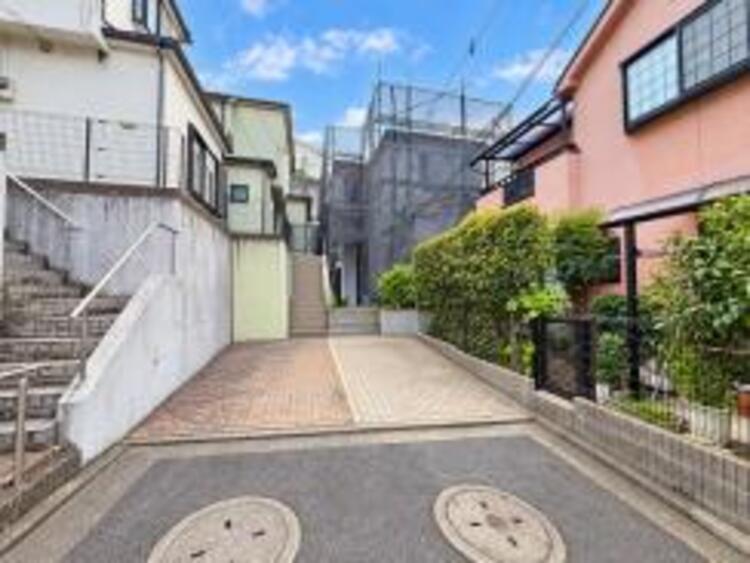 外観 毎日のお散歩も楽しく緑に恵まれた静かな住環境となります！！！伸び伸びスローライフを叶えてくれる物件！自然豊富な季節の移ろいを身近に感じられる環境は空間に彩りを添えておしゃれな住空間を作り上げます！ 