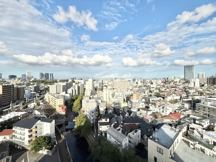 バルコニー 窓を開けると広がる青空。心をリフレッシュして日々を過ごしていきましょう。