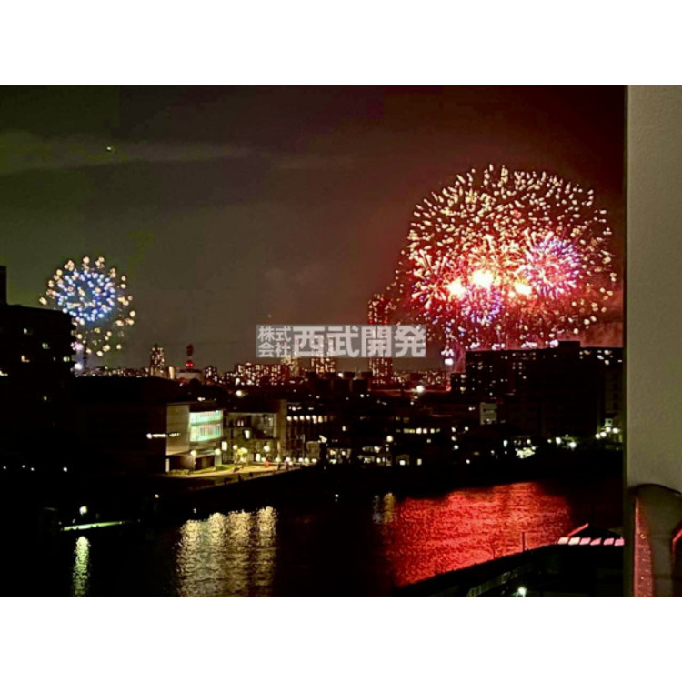 その他 バルコニーからは隅田川の静寂と夏の夜空を彩る大輪の花火が一望できます。