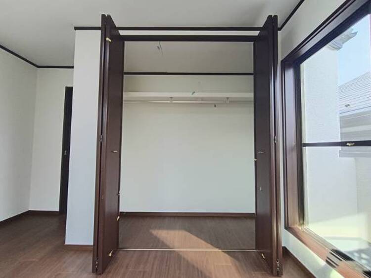 収納 部屋に備えられたクローゼット。普段使わないものなども収納可能ですので、居室を広く使うことが出来ます。 