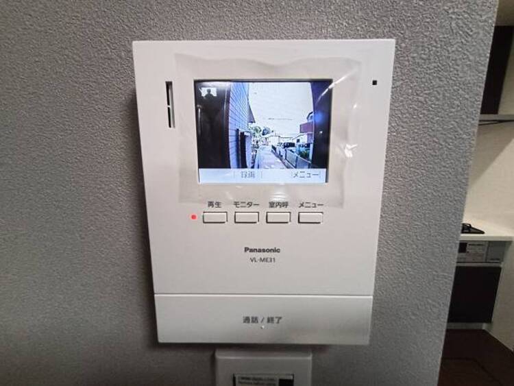 設備 TVモニター付インターホン　来訪者を鮮明な画像で確認できるTVモニター付インターホン。夜間や天候の悪い日もしっかりとチェック。特に奥様やお子様だけでの在宅が多いご家族は必需品です。録画機能付きなら後からも確認できます。
