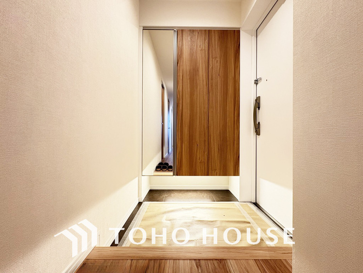 玄関 飾り過ぎないシンプルな内装の玄関