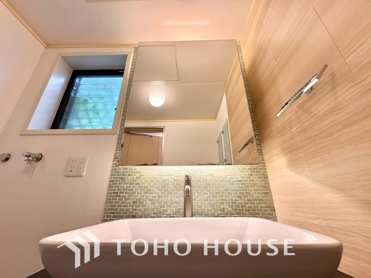 洗面 【WASHROOM】◆快適◆煌びやかな暮らしの中にも忘れたくない快適さ。大きな収納が助けてくれます。