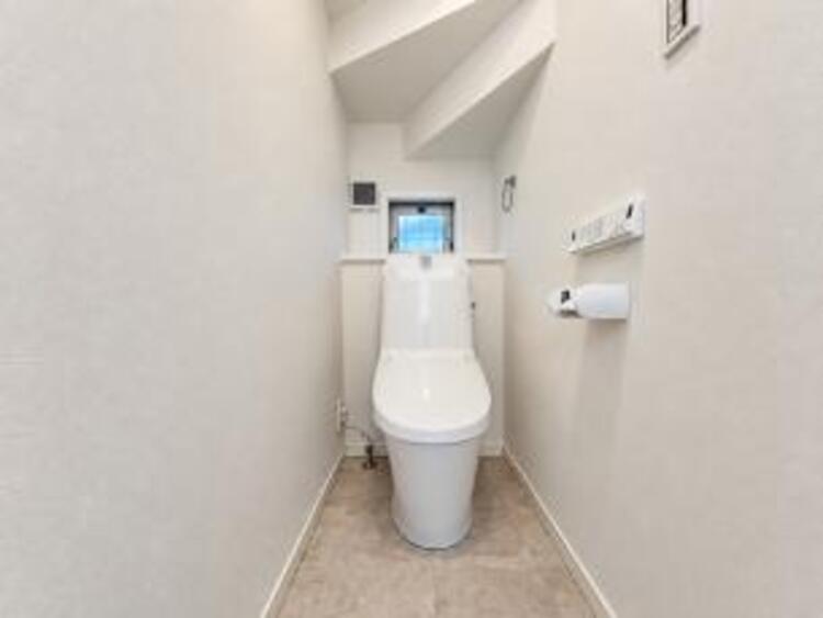 トイレ ウォシュレット機能のついたトイレが1階2階に完備！これでトイレ渋滞も防げます♪洗浄、保温など毎回のペーパー使用量を減らせ、冬場のひんやりを解消してくれる便利な設備♪ 