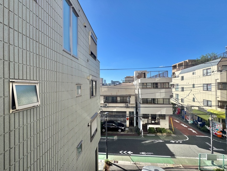 バルコニー 窓を開けると広がる青空。心をリフレッシュして日々を過ごしていきましょう。