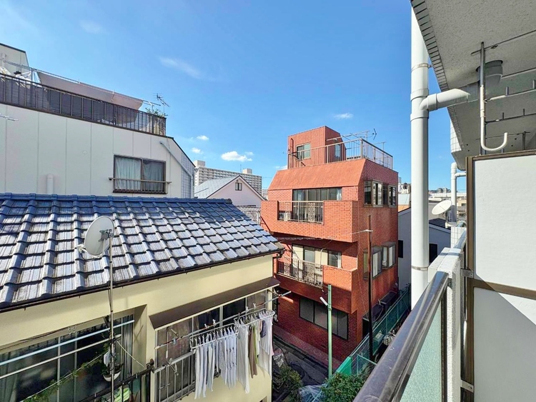 バルコニー 窓を開けると広がる青空。心をリフレッシュして日々を過ごしていきましょう。